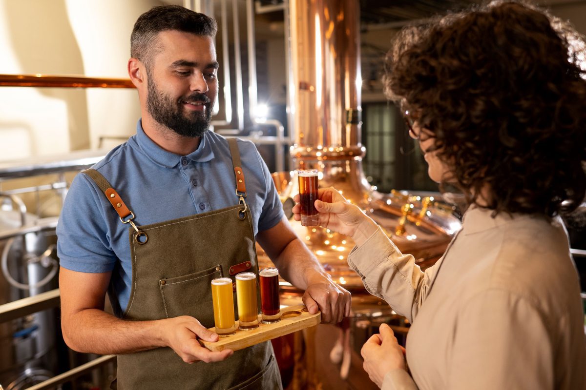 Brasseur local présentant une dégustation de bières artisanales directement dans sa microbrasserie