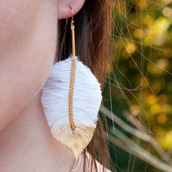 Grandes boucles d'oreilles pointes irisées plumes de Pénélope
